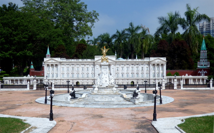 A miniature of the Buckingham palace and the square and fountain in front of it